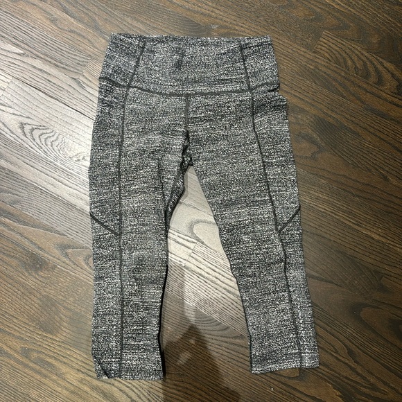 Black and white Lulu lemon Capri - size 8 - Picture 1 of 4